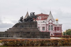 Памятник Чапаеву  и Драмтеатр